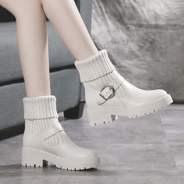 Női alkalmi csizma csattal fehér és fekete színben