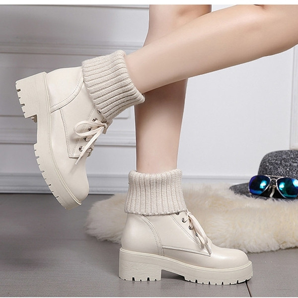 Női alkalmi csizma csattal fehér és fekete színben