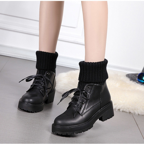 Női alkalmi csizma csattal fehér és fekete színben