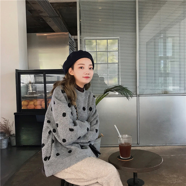 Μοντέρνο γυναικείο πουλόβερ πουά σε δύο χρώματα