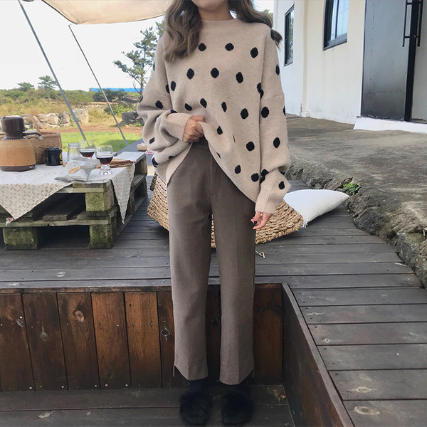 Μοντέρνο γυναικείο πουλόβερ πουά σε δύο χρώματα