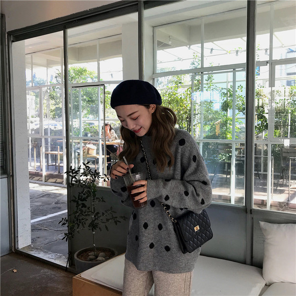 Μοντέρνο γυναικείο πουλόβερ πουά σε δύο χρώματα