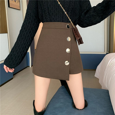 Σύντομη ασύμμετρή φούστα - παντελόνι με κουμπιά σε τρία χρώματα