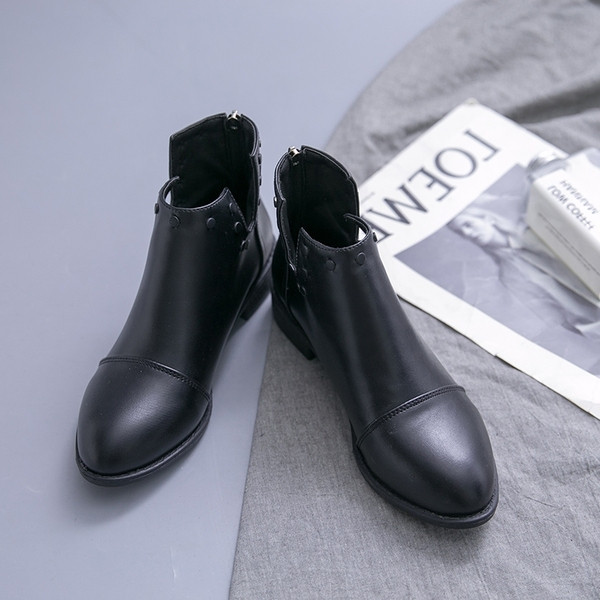 Női alkalmi csizma cipzárral, fekete színben