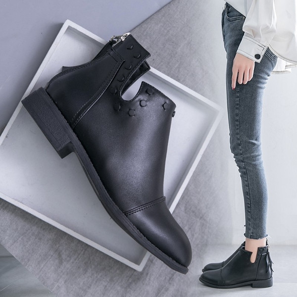 Női alkalmi csizma cipzárral, fekete színben