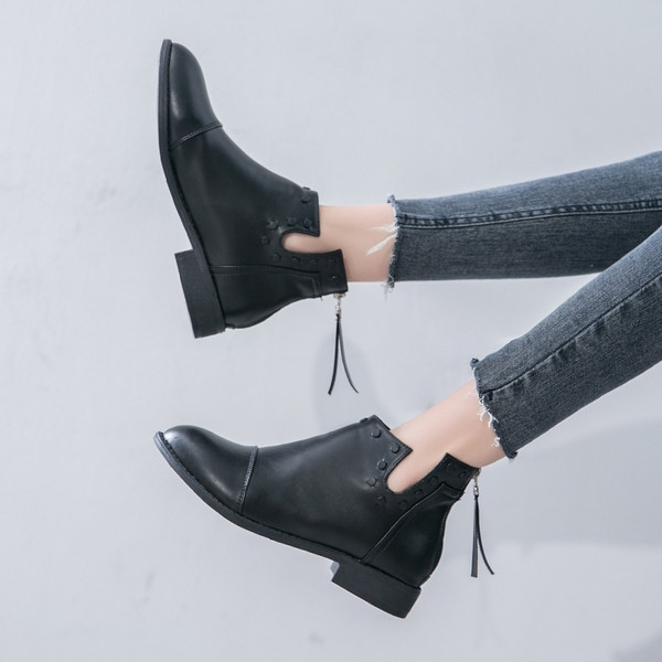 Női alkalmi csizma cipzárral, fekete színben
