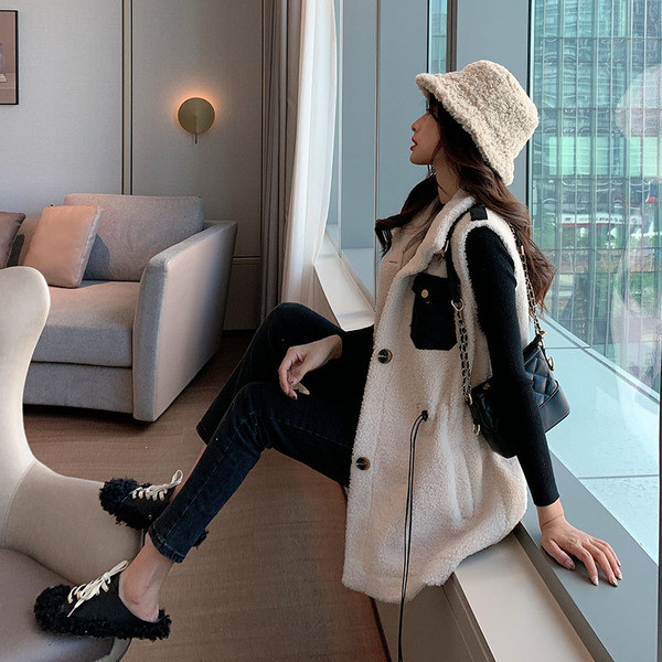 Μακρύ χνουδωτό γιλέκο με τσέπες και κορδόνια