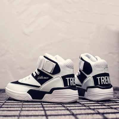 Alkalmi férfi tornacipő fűzővel és matricával kék, fekete és fehér színben