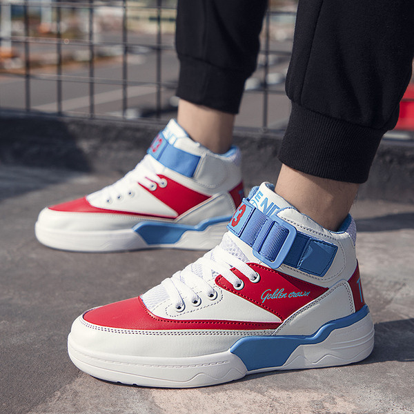 Alkalmi férfi tornacipő fűzővel és matricával kék, fekete és fehér színben