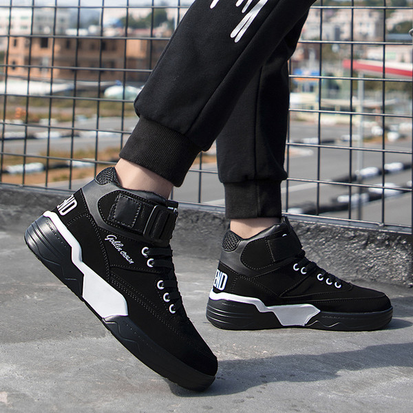 Alkalmi férfi tornacipő fűzővel és matricával kék, fekete és fehér színben