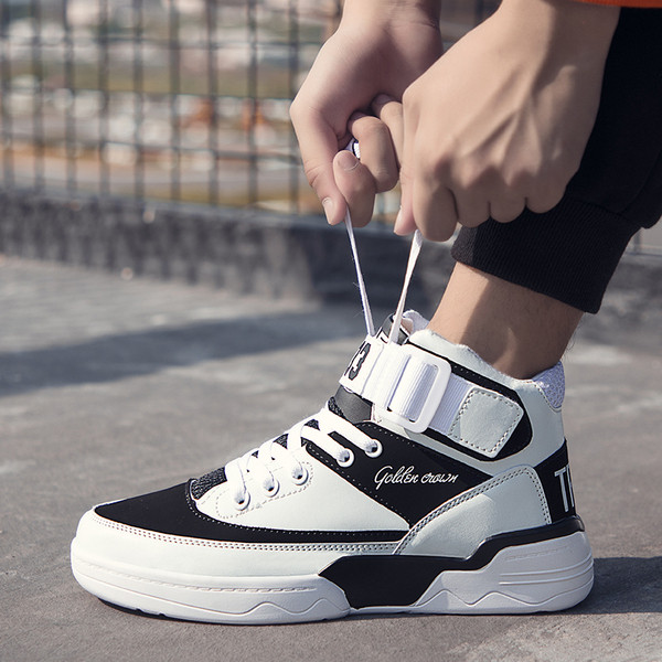 Alkalmi férfi tornacipő fűzővel és matricával kék, fekete és fehér színben