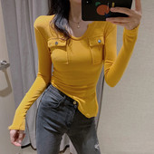 Testhezálló blúz spitz nyakkivágással és zsebekkel - két színben