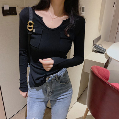 Testhezálló blúz spitz nyakkivágással és zsebekkel - két színben