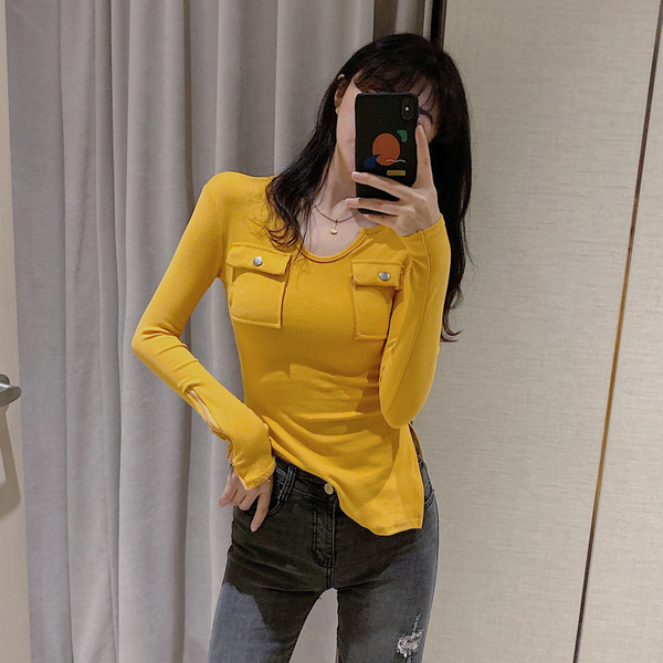 Testhezálló blúz spitz nyakkivágással és zsebekkel - két színben