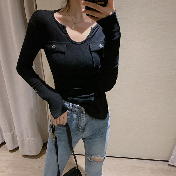 Testhezálló blúz spitz nyakkivágással és zsebekkel - két színben