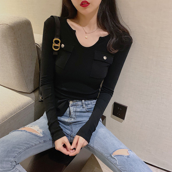 Testhezálló blúz spitz nyakkivágással és zsebekkel - két színben