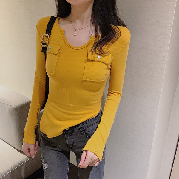 Testhezálló blúz spitz nyakkivágással és zsebekkel - két színben