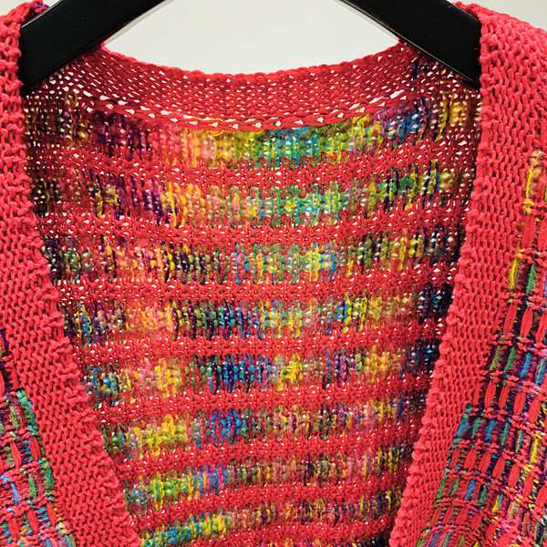 Μοντέρνα  πολύχρωμη γυναικεία ζακέτα με φούντες και μακρύ μανίκι