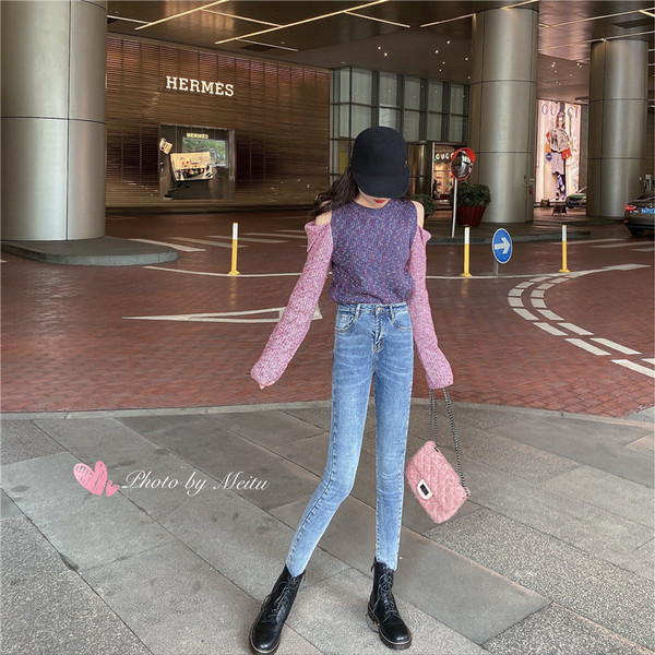 Pulover de dama modern cu decolteu oval si umerii goi