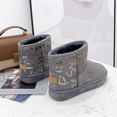 Μοντέρνες χειμερινές γυναικείες μπότες με γυαλιστερό αποτέλεσμα σε τρία χρώματα