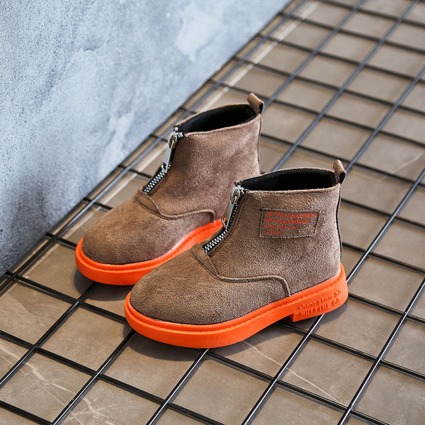 Alkalmi gyerekcsizma cipzárral és lapos talppal barna és fekete színben