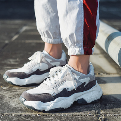 Αθλητικά ανδρικά παπούτσια με ορδόνια σε κόκκινο, γκρι και λευκό χρώμα