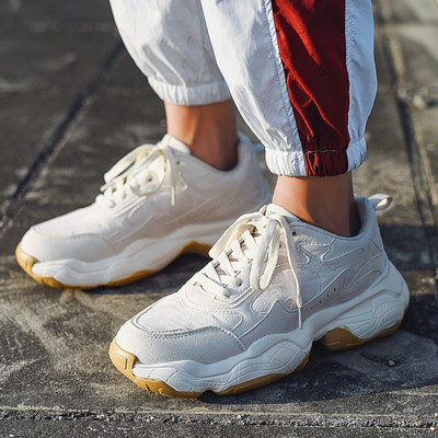 Αθλητικά ανδρικά παπούτσια με ορδόνια σε κόκκινο, γκρι και λευκό χρώμα