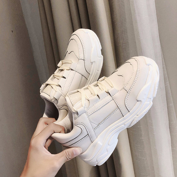 Γυναικεία αθλητικά παπούτσια σε λευκό και μπεζ χρώμα