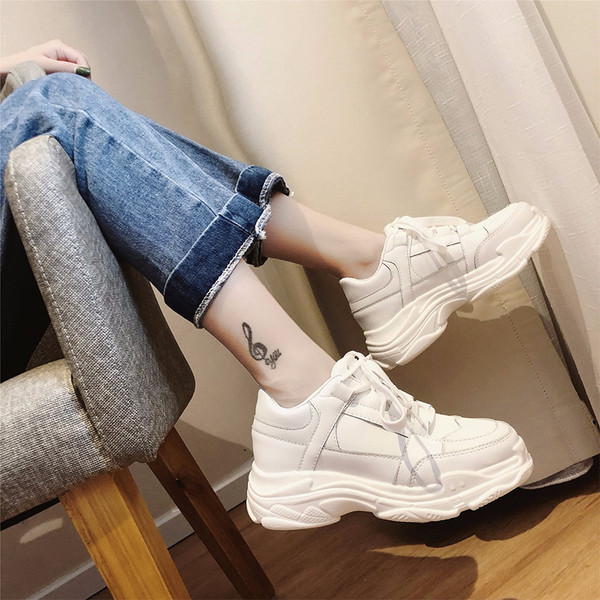 Γυναικεία αθλητικά παπούτσια σε λευκό και μπεζ χρώμα