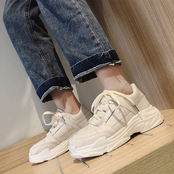 Γυναικεία αθλητικά παπούτσια σε λευκό και μπεζ χρώμα