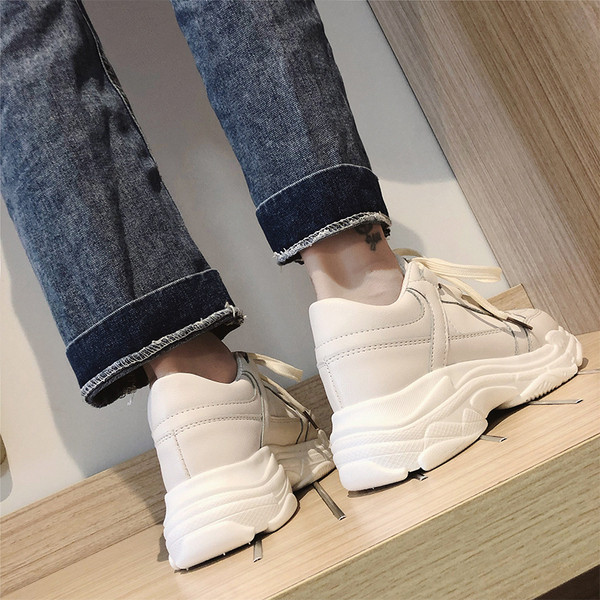 Γυναικεία αθλητικά παπούτσια σε λευκό και μπεζ χρώμα