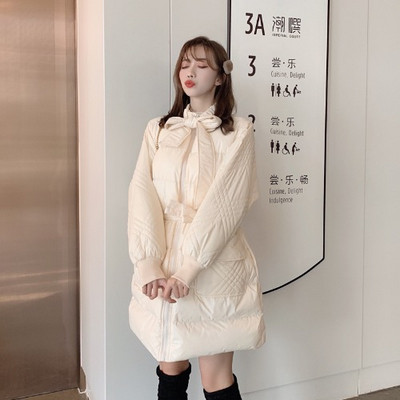 Geacă lungă de iarnă în alb-negru cu legături în talie și decolteu