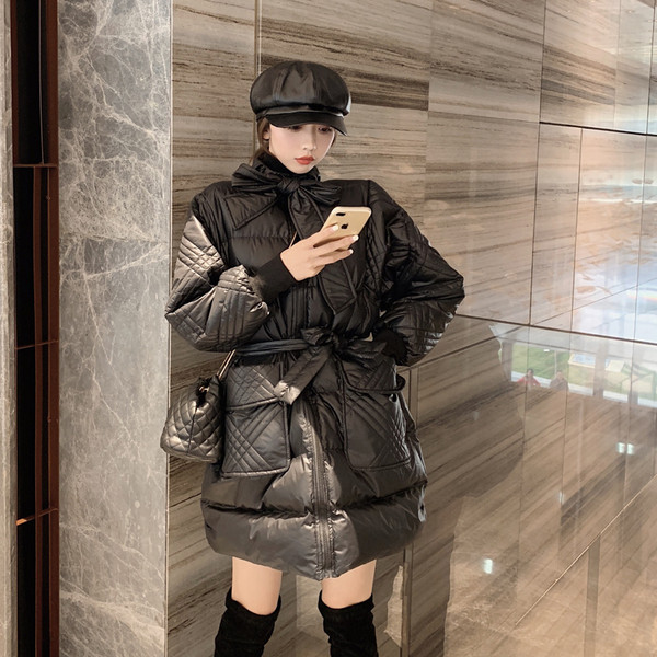 Geacă lungă de iarnă în alb-negru cu legături în talie și decolteu