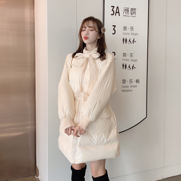 Geacă lungă de iarnă în alb-negru cu legături în talie și decolteu