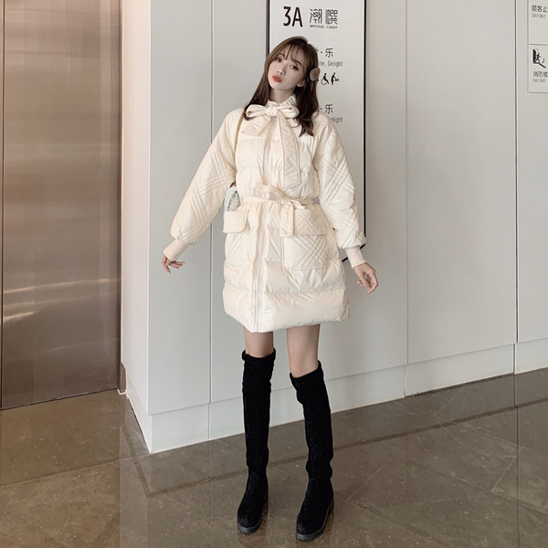 Geacă lungă de iarnă în alb-negru cu legături în talie și decolteu