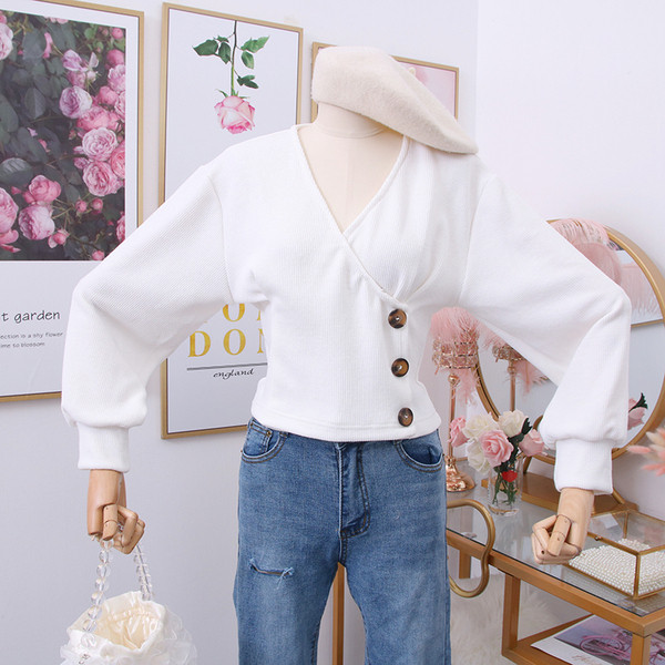 Νέο μοντέλο καθημερινή γυναικεία μπλούζα με κουμπιά και λαιμόκοψη