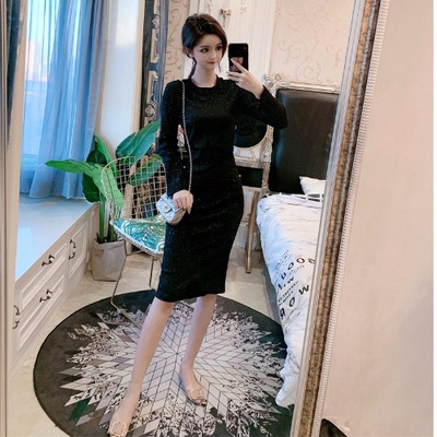 Γυναικείο σλιμ μαύρο φόρεμα με γυαλιστερό αποτέλεσμα