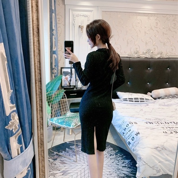 Γυναικείο σλιμ μαύρο φόρεμα με γυαλιστερό αποτέλεσμα