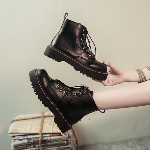 Bordó és fekete fűzős női csizma