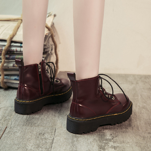 Bordó és fekete fűzős női csizma