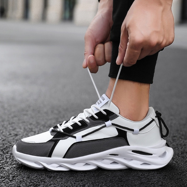 Μοντέρνα ανδρικά αθλητικά παπούτσια με κορδόνια σε κόκκινο, γκρι και μαύρο χρώμα