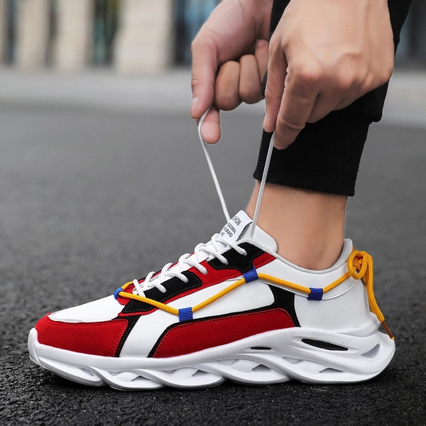 Μοντέρνα ανδρικά αθλητικά παπούτσια με κορδόνια σε κόκκινο, γκρι και μαύρο χρώμα