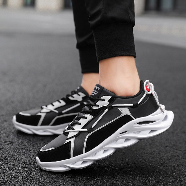 Μοντέρνα ανδρικά αθλητικά παπούτσια με κορδόνια σε κόκκινο, γκρι και μαύρο χρώμα