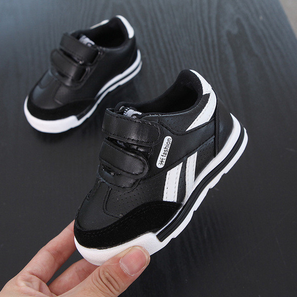 Модерни детски маратонки с лепки в бял и черен цвят