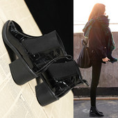 Μοντέρνες γυναικείες μπότες με παχιά τακούνια σε μαύρο χρώμα