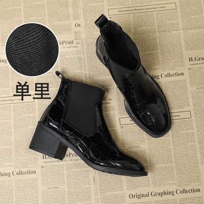 Μοντέρνες γυναικείες μπότες με παχιά τακούνια σε μαύρο χρώμα