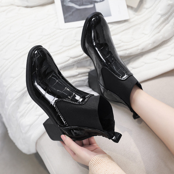 Μοντέρνες γυναικείες μπότες με παχιά τακούνια σε μαύρο χρώμα