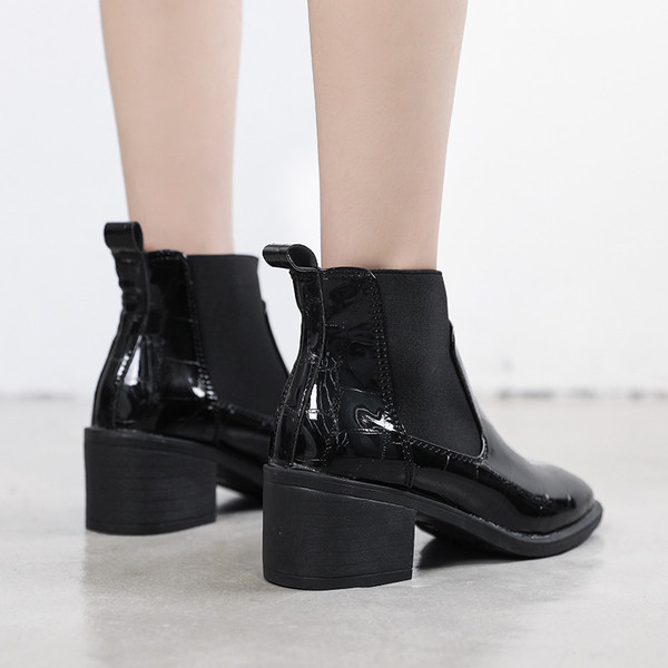 Μοντέρνες γυναικείες μπότες με παχιά τακούνια σε μαύρο χρώμα