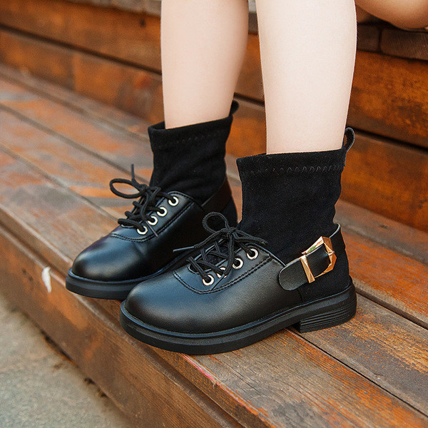 Σύγχρονες παιδικές μπότες για κορίτσια με πόρπη και κορδόνια σε τρία χρώματα