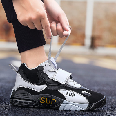 Μοντέρνα αθλητικά ανδρικά παπούτσια με κορδόνια σε τέσσερα χρώματα